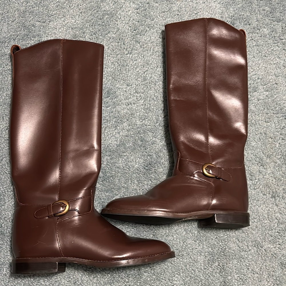 Brown knee high brown leather boots with buckle detail. Worn 1x. Mint condition!